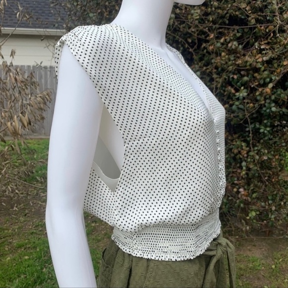 💋NWT Alice & Olivia Smocked Sleeveless Dot Print Plunge Blouse - Picture 9 of 15